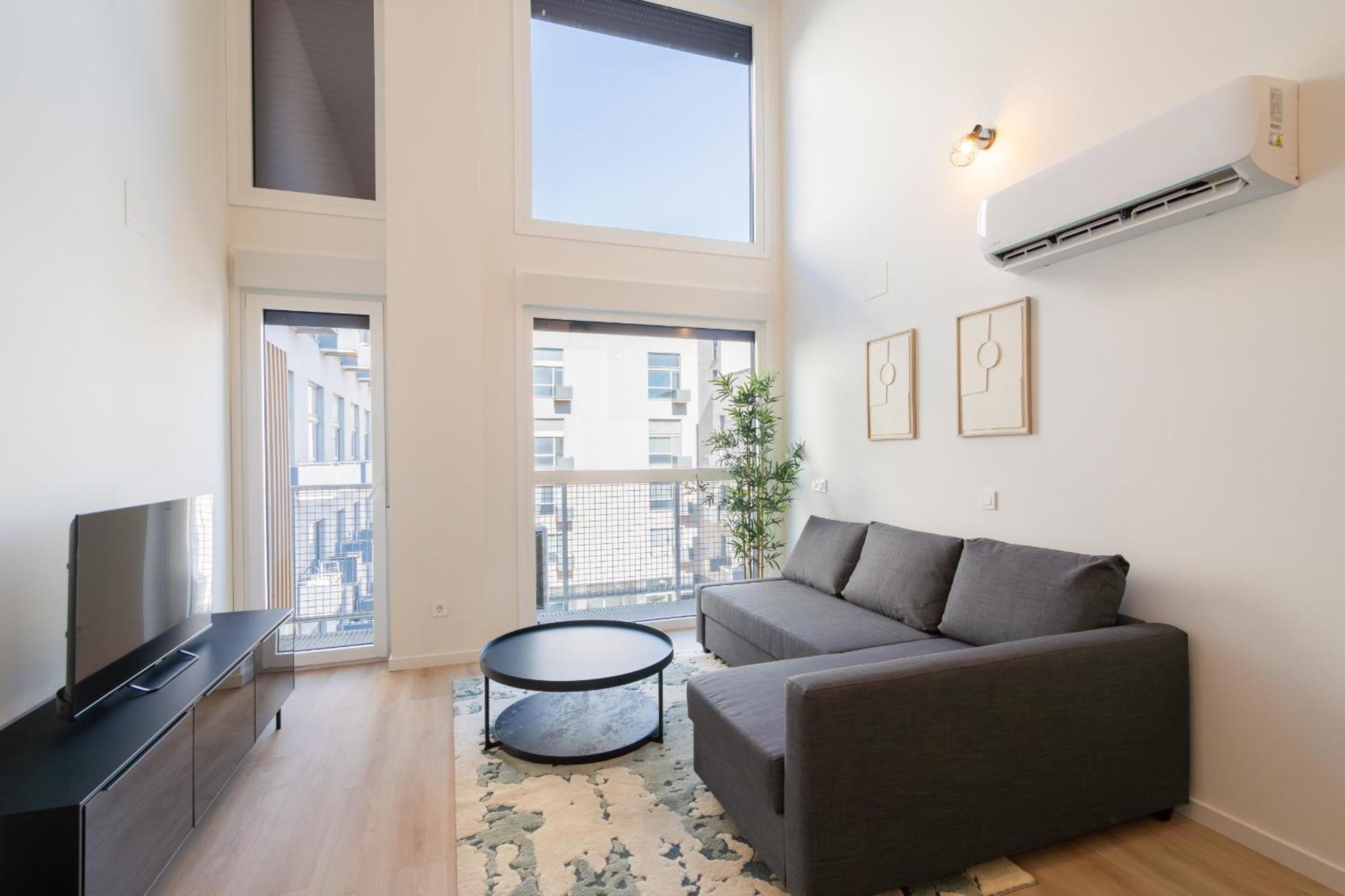 Loft Reformado Industrial Con Garaje Alquiler Temporal Leilighet Madrid Eksteriør bilde